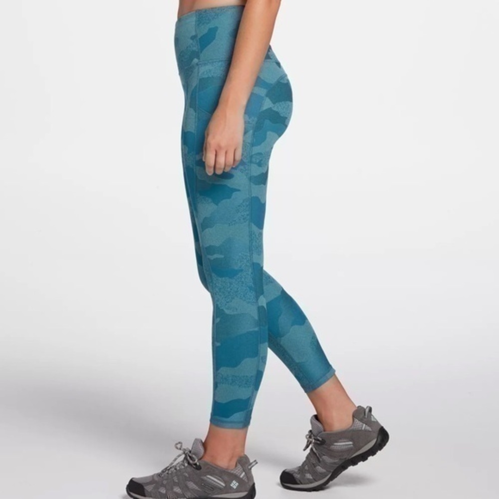 The North Face Women’s Blue Camo Performance Leggings Size S